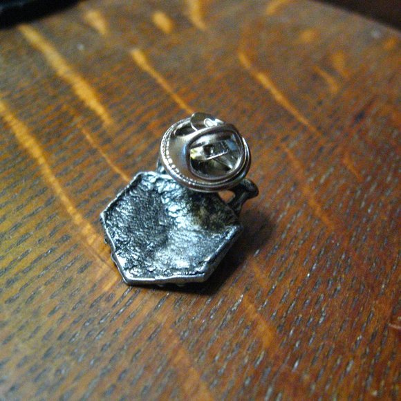 🎁 Wrapped Present Vintage Lapel Pin - Picture 4 of 4